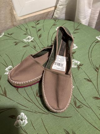Alpargatas marrones y verdes