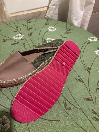 Alpargatas marrones y verdes