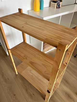 Estantería de madera rústica