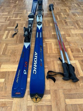 Esquís Atomic con bastones