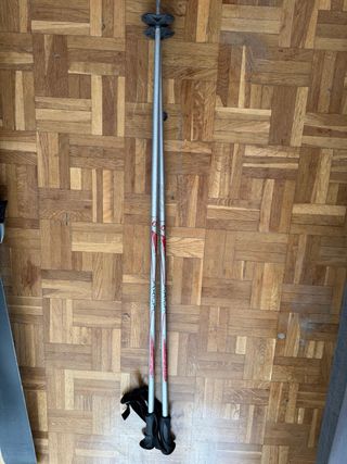 Esquís Atomic con bastones