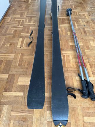 Esquís Atomic con bastones