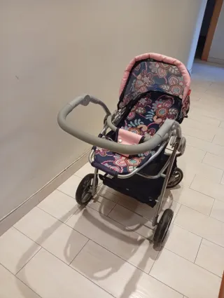 Sillita de muñecas con capazo