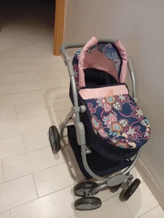 Sillita de muñecas con capazo