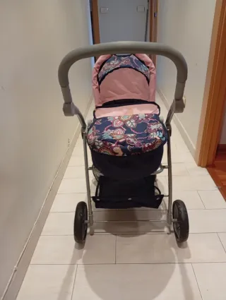 Sillita de muñecas con capazo