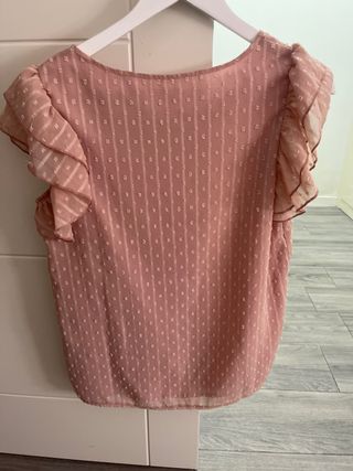 Camisa rosa con volantes