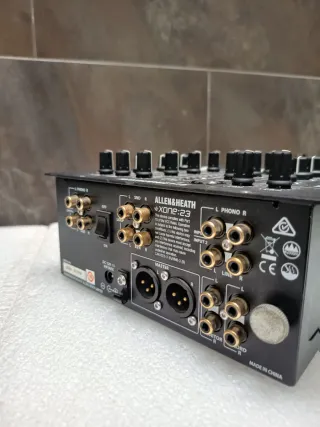 Xone 23, monitores JBL + stands(trípodes)