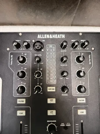 Xone 23, monitores JBL + stands(trípodes)