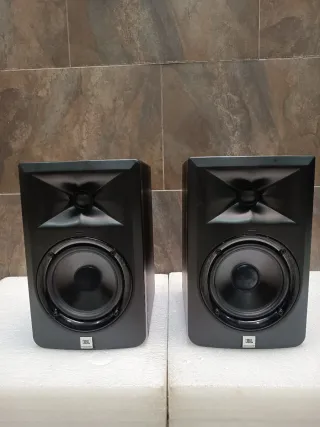 Xone 23, monitores JBL + stands(trípodes)