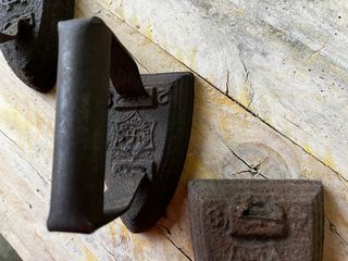 Planchas antiguas de hierro fundido con esvastica.