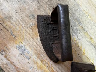 Planchas antiguas de hierro fundido con esvastica.