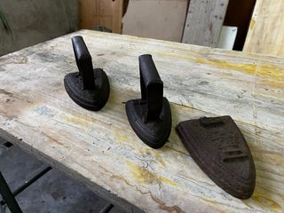 Planchas antiguas de hierro fundido con esvastica.