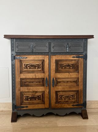 Cómoda de madera antigua restaurada