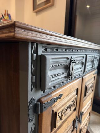 Cómoda de madera antigua restaurada