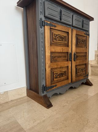 Cómoda de madera antigua restaurada