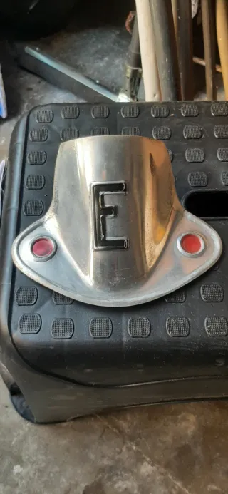 Chapa guardabarros con letra E