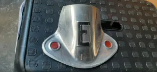 Chapa guardabarros con letra E