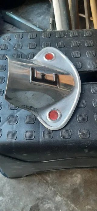 Chapa guardabarros con letra E