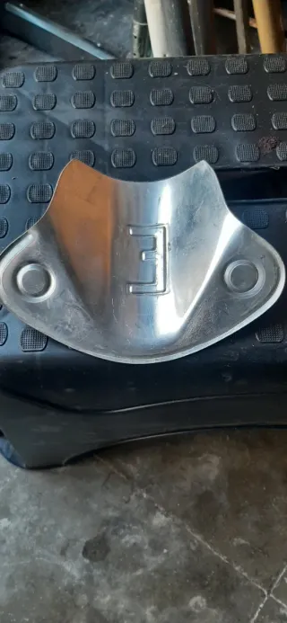 Chapa guardabarros con letra E