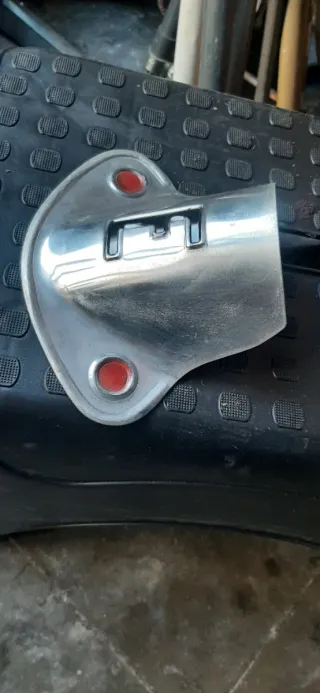 Chapa guardabarros con letra E