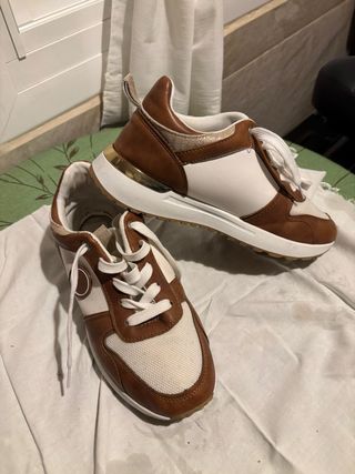 Zapatillas deportivas marrones y blancas