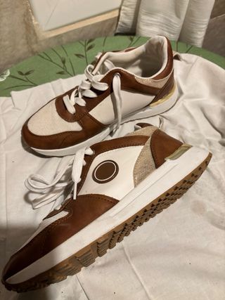 Zapatillas deportivas marrones y blancas