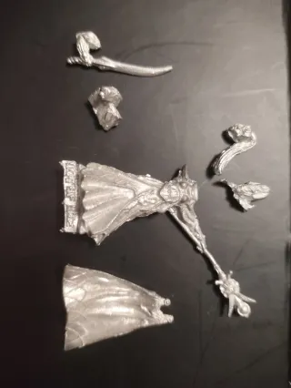 Maga Alta Elfa Avatars of War Warhammer