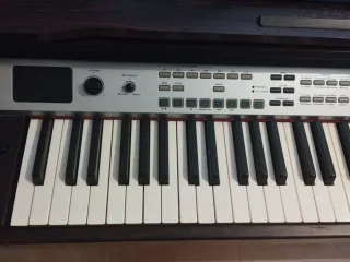 Piano Eléctrico Oscuro
