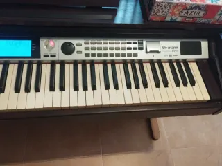 Piano Eléctrico Oscuro