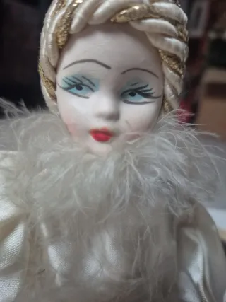 Bambola ceramica bianca vestito seta