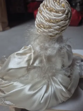 Bambola ceramica bianca vestito seta