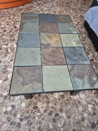 Mesa hierro y baldosas de piedra