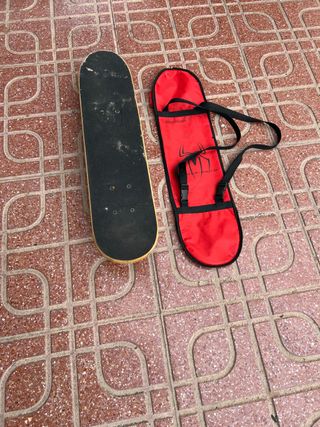 Monopatín con funda roja