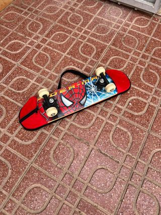 Monopatín con funda roja