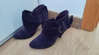 Botines morados color berenjena con hebilla