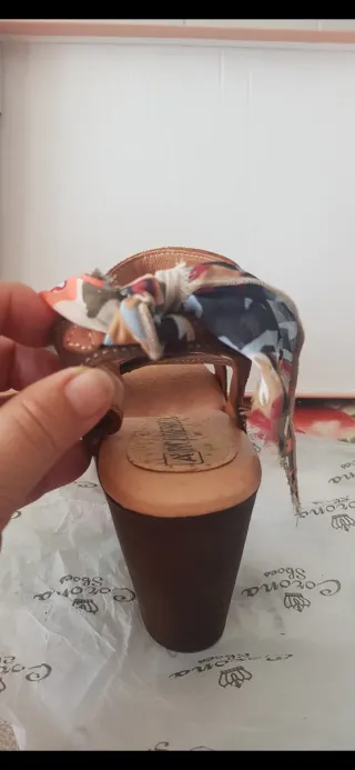 Sandalias de madera y piel