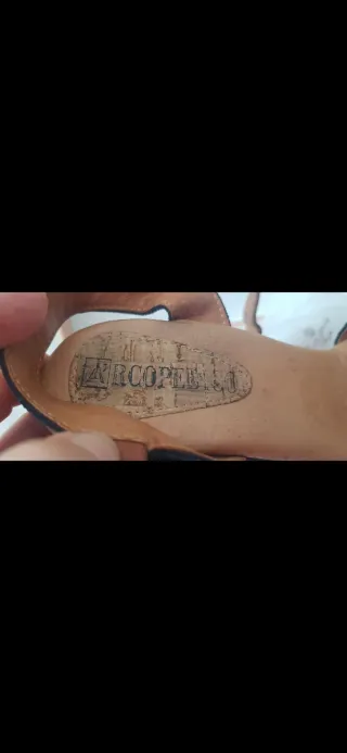 Sandalias de madera y piel