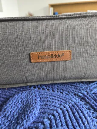 Cojín cuadrado gris de tela