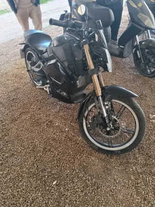 Moto Eléctrica Naked Negra