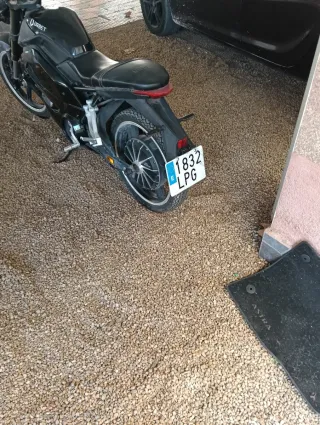Moto Eléctrica Naked Negra