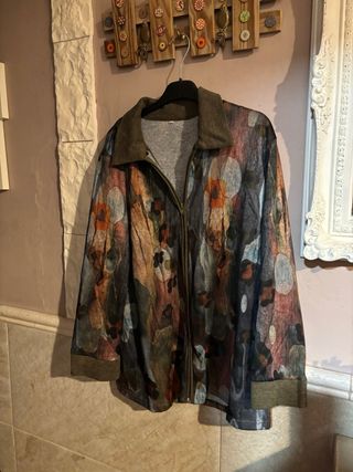 Chaqueta con cremallera y estampado
