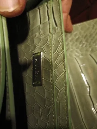 Bolso HVISK imitación piel de caimán verde oliva