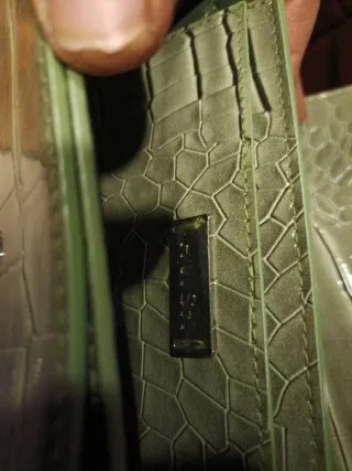 Bolso HVISK imitación piel de caimán verde oliva