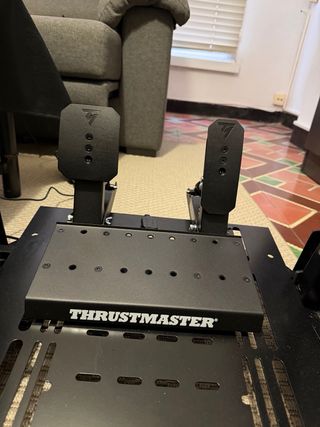 Volante Thrustmaster T598 y Base de pedales y vol