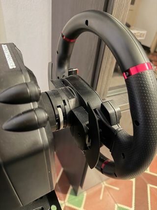 Volante Thrustmaster T598 y Base de pedales y vol