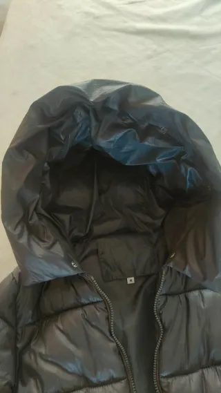 Plumas gris con capucha largo asimétrico