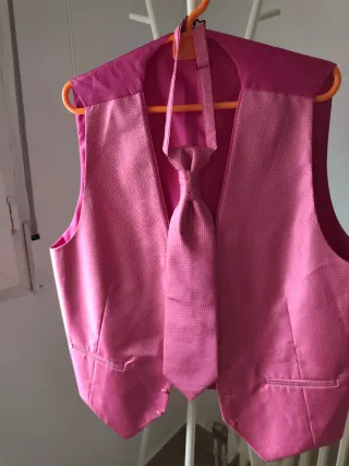 Chaleco de boda rosa y corbata