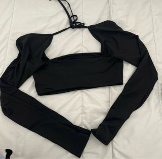 Crop top negro manga larga