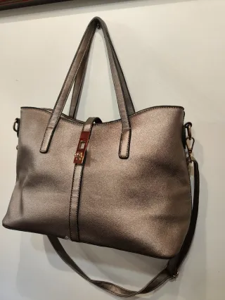 Bolso plateado con monedero y neceser