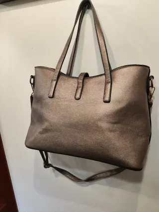 Bolso plateado con monedero y neceser